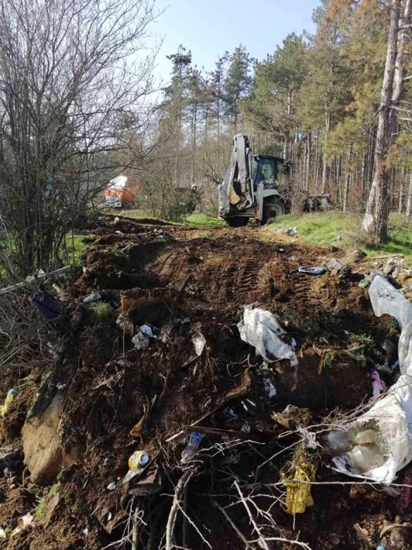Общинското предприятие извози близо тон боклук, събран край язовира