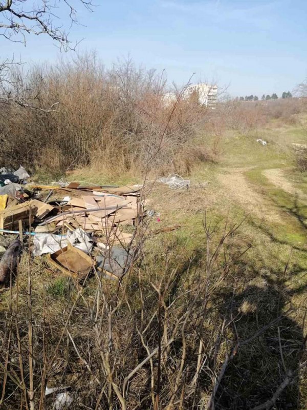 Общинското предприятие извози близо тон боклук, събран край язовира