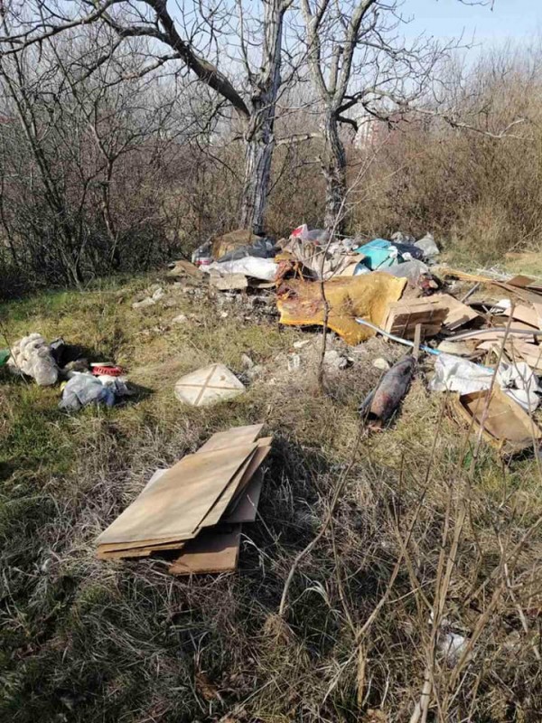 Общинското предприятие извози близо тон боклук, събран край язовира