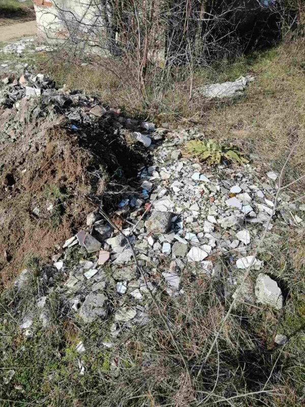 Общинското предприятие извози близо тон боклук, събран край язовира