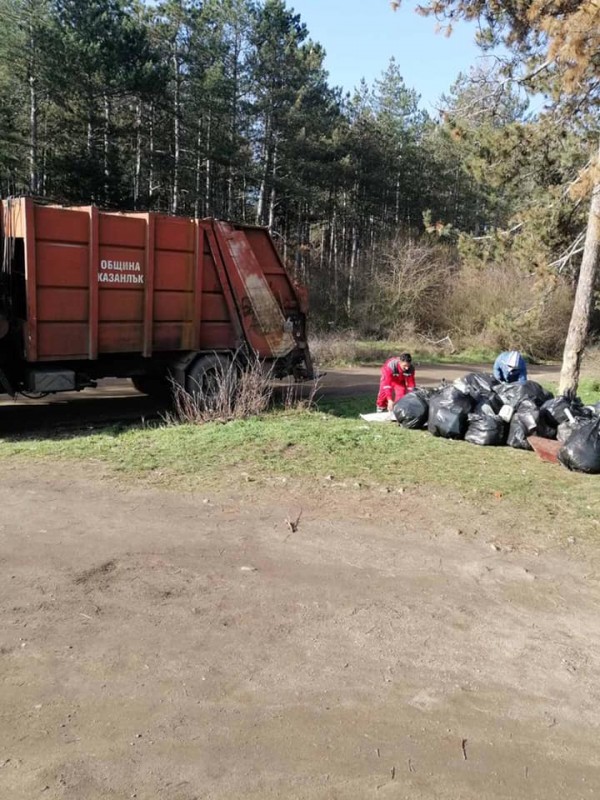 Общинското предприятие извози близо тон боклук, събран край язовира