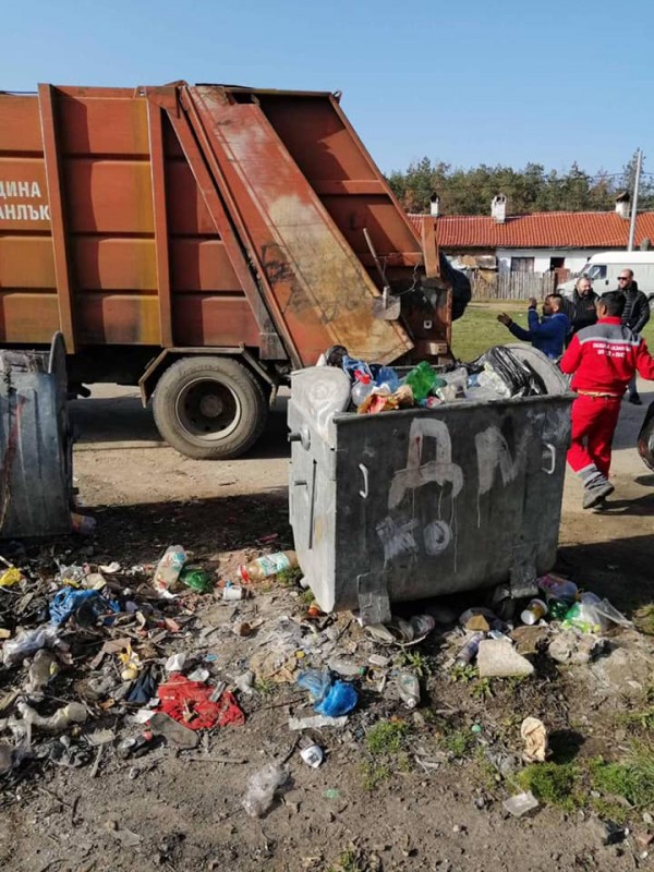 Общинското предприятие извози близо тон боклук, събран край язовира