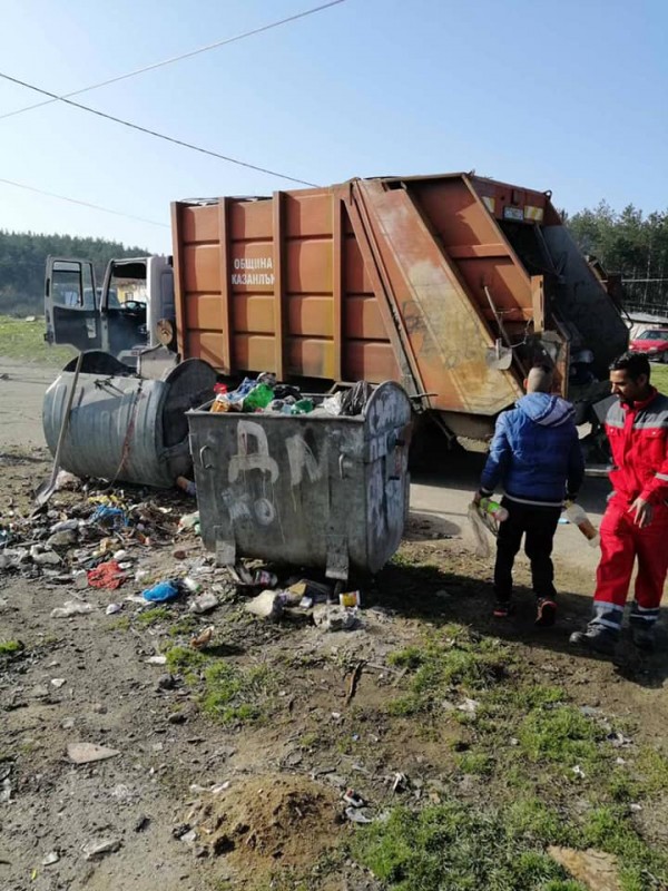 Общинското предприятие извози близо тон боклук, събран край язовира