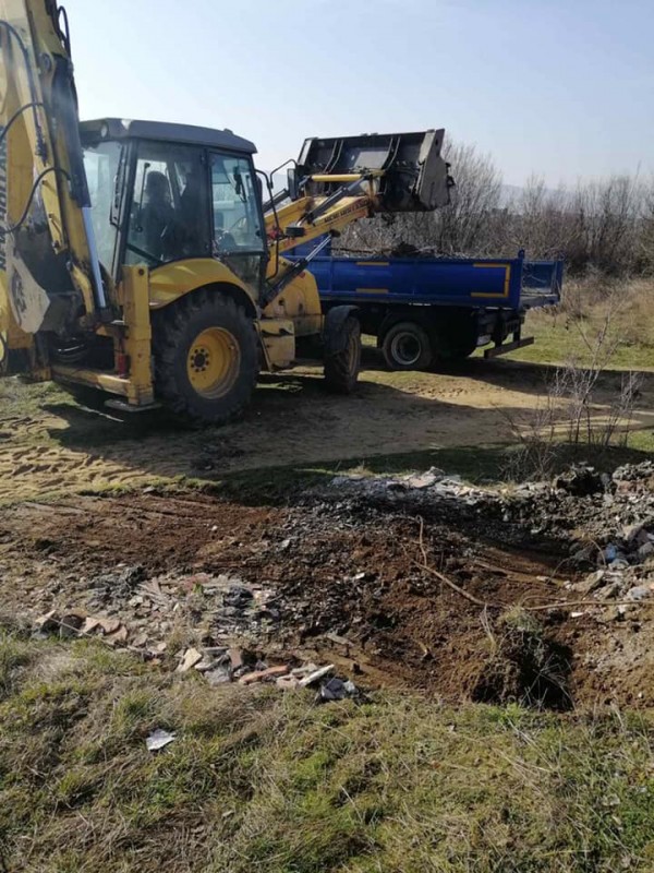 Общинското предприятие извози близо тон боклук, събран край язовира
