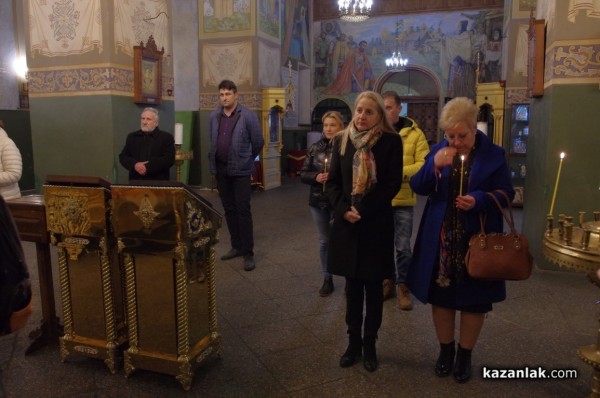 С камбанен звън грейна новото осветление на Шипченския манастир