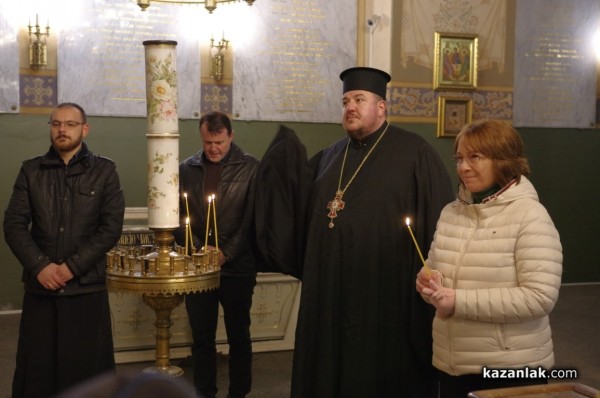 С камбанен звън грейна новото осветление на Шипченския манастир