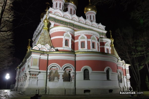 С камбанен звън грейна новото осветление на Шипченския манастир