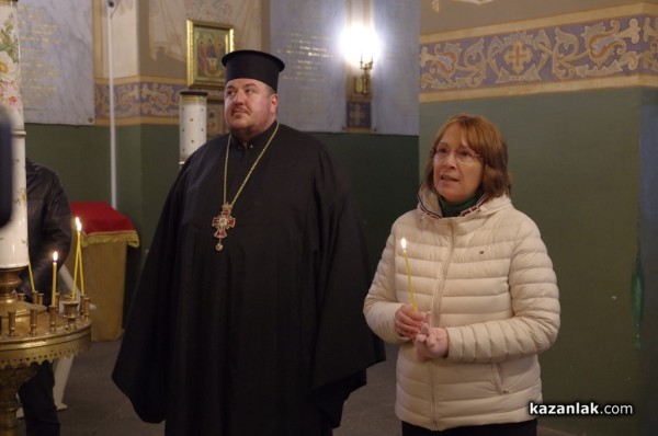 С камбанен звън грейна новото осветление на Шипченския манастир