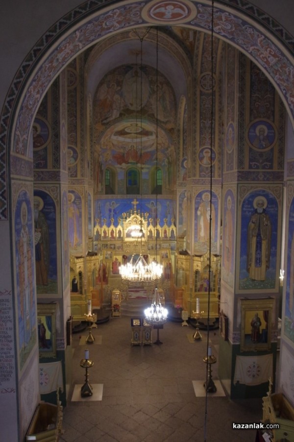 С камбанен звън грейна новото осветление на Шипченския манастир