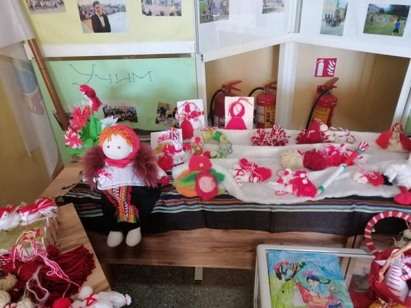 Ученици от ОУ “Кулата“ окичиха цялото училище с мартеници