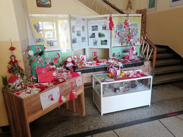 Ученици от ОУ “Кулата“ окичиха цялото училище с мартеници