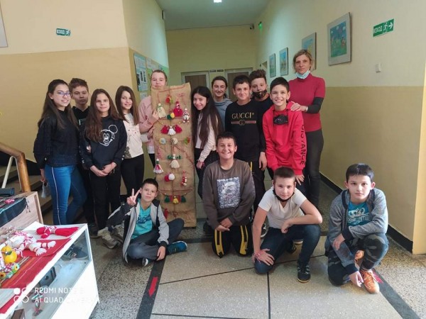 Ученици от ОУ “Кулата“ окичиха цялото училище с мартеници