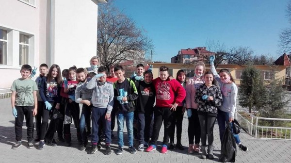 Ученици от ОУ “Кулата“ окичиха цялото училище с мартеници