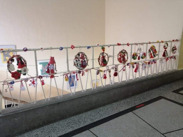 Ученици от ОУ “Кулата“ окичиха цялото училище с мартеници