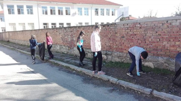 Ученици от ОУ “Кулата“ окичиха цялото училище с мартеници