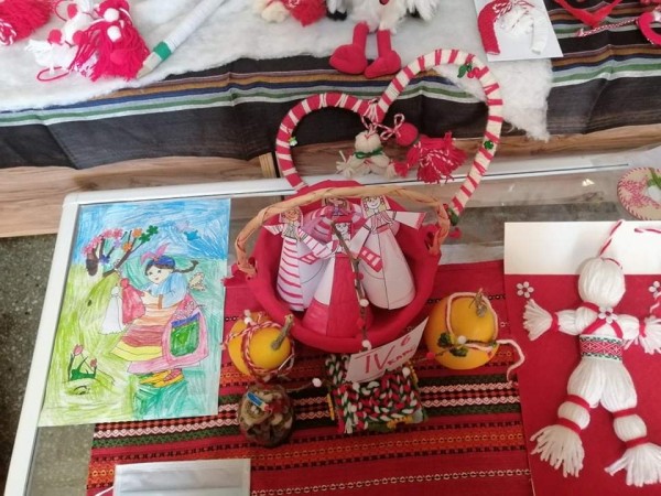 Ученици от ОУ “Кулата“ окичиха цялото училище с мартеници