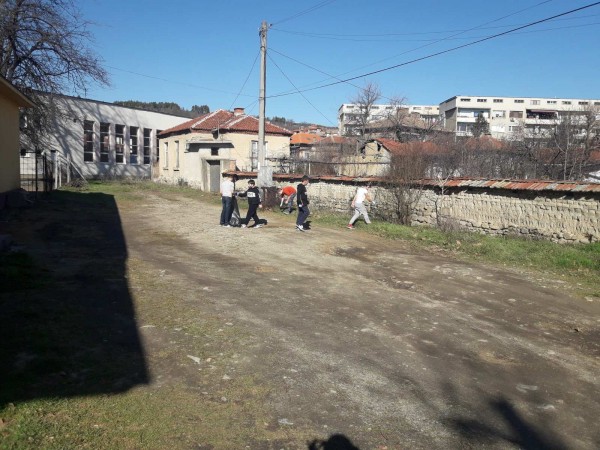 Ученици от ОУ “Кулата“ окичиха цялото училище с мартеници