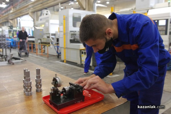 В месеца на професиите и партньорите - хаджиеновци в М+С Хидравлик