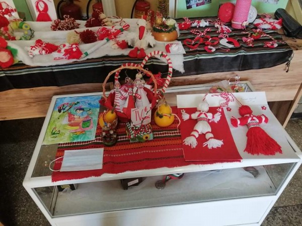 Ученици от ОУ “Кулата“ окичиха цялото училище с мартеници