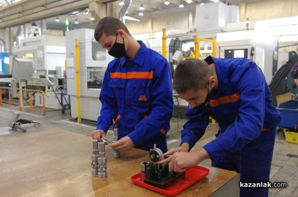 В месеца на професиите и партньорите - хаджиеновци в М+С Хидравлик