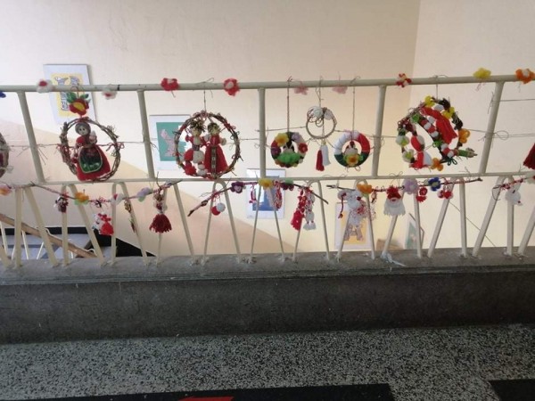 Ученици от ОУ “Кулата“ окичиха цялото училище с мартеници