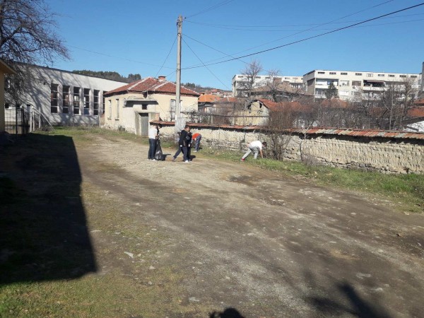 Ученици от ОУ “Кулата“ окичиха цялото училище с мартеници