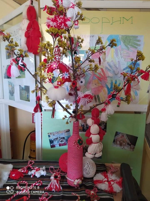 Ученици от ОУ “Кулата“ окичиха цялото училище с мартеници