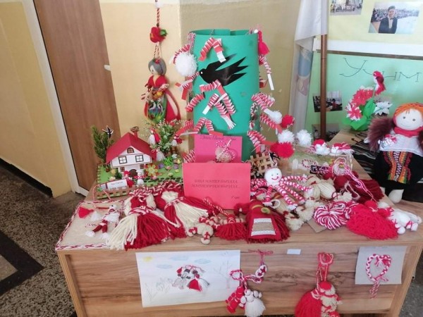 Ученици от ОУ “Кулата“ окичиха цялото училище с мартеници