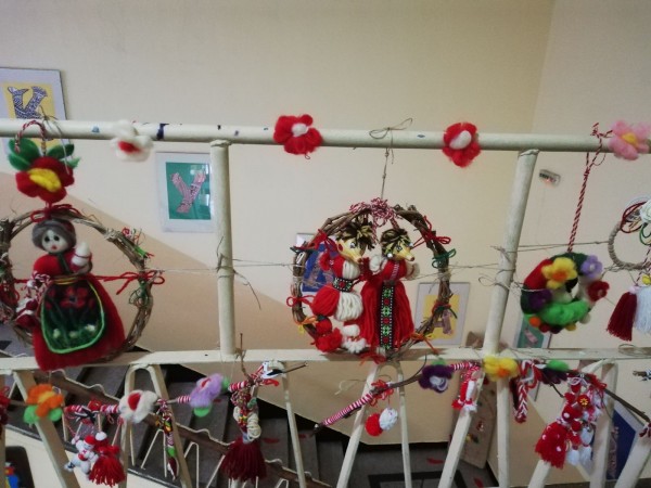 Ученици от ОУ “Кулата“ окичиха цялото училище с мартеници