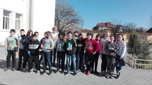 Ученици от ОУ “Кулата“ окичиха цялото училище с мартеници