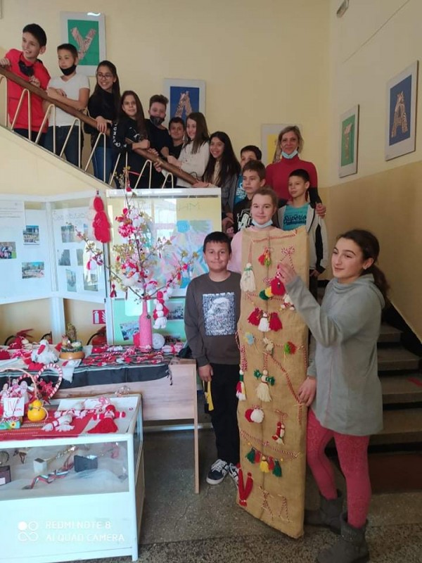 Ученици от ОУ “Кулата“ окичиха цялото училище с мартеници