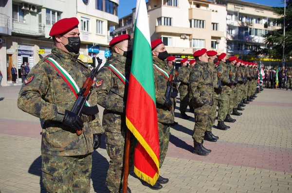 Вдигане на знамената в Казанлък за Трети март