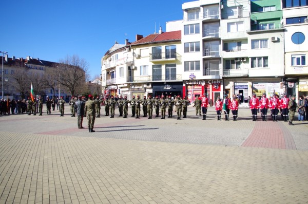 Вдигане на знамената в Казанлък за Трети март
