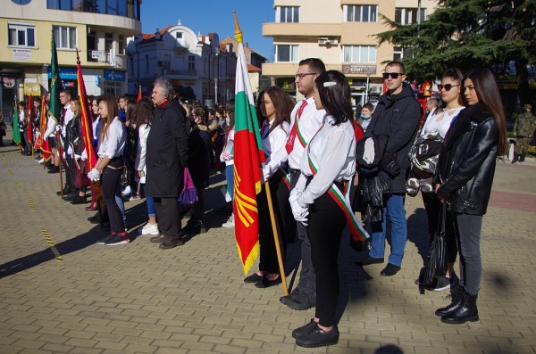 Вдигане на знамената в Казанлък за Трети март
