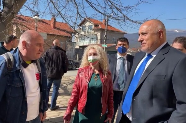 Бойко Борисов посети храм-паметника в Шипка, читалище “Светлина“ и велоалеята