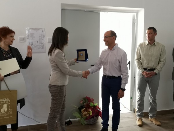 Поздравления от Кмета за 50 години Математическа гимназия