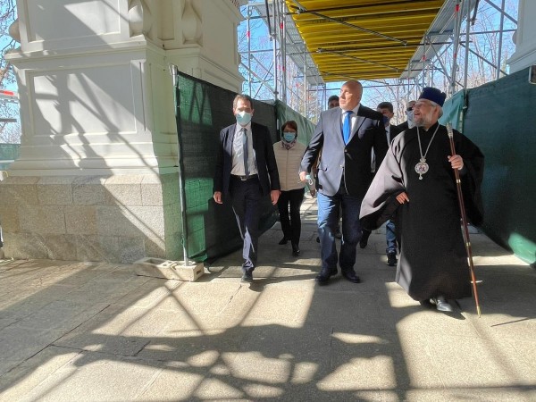 Бойко Борисов посети храм-паметника в Шипка, читалище “Светлина“ и велоалеята