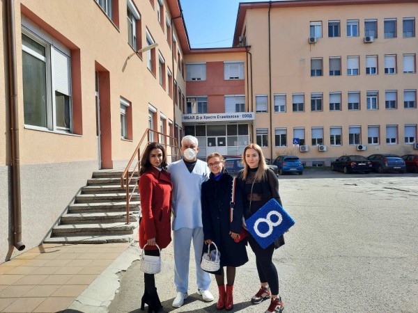 Дамската организация на „Републиканци за България“ в Стара Загора зарадва за празника медици от Казанлък / Новини от Казанлък