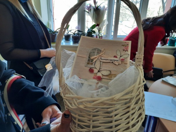 Дамската организация на „Републиканци за България“ в Стара Загора зарадва за празника медици от Казанлък