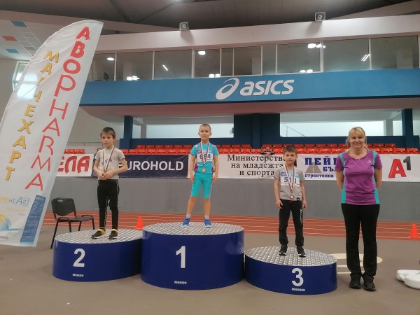 Двама от малките лекоатлети от клуб “Петя Пендарева“ с призови места