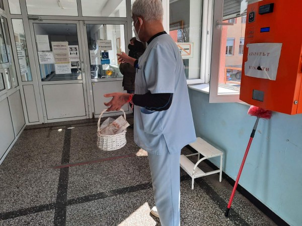 Дамската организация на „Републиканци за България“ в Стара Загора зарадва за празника медици от Казанлък