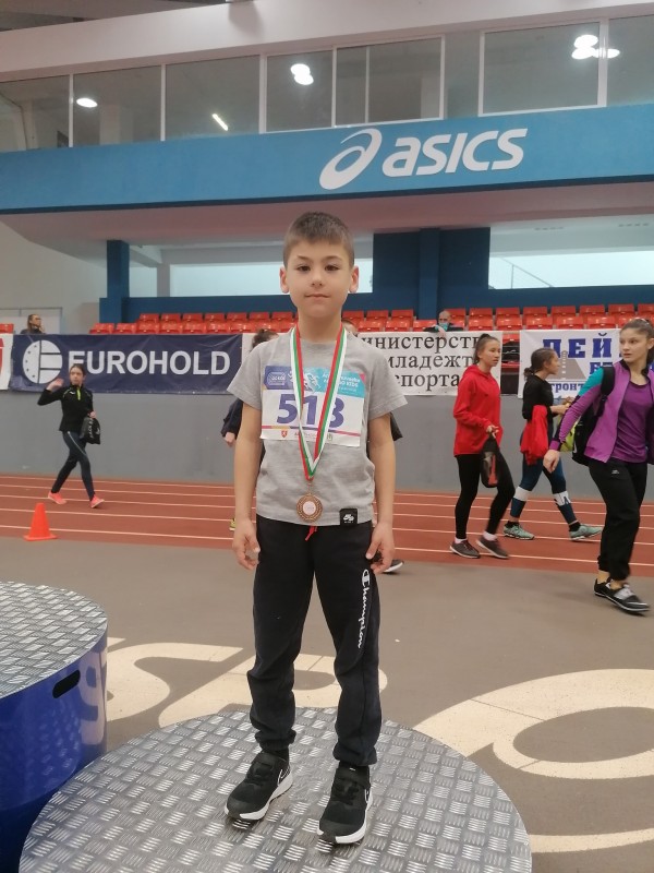 Двама от малките лекоатлети от клуб “Петя Пендарева“ с призови места