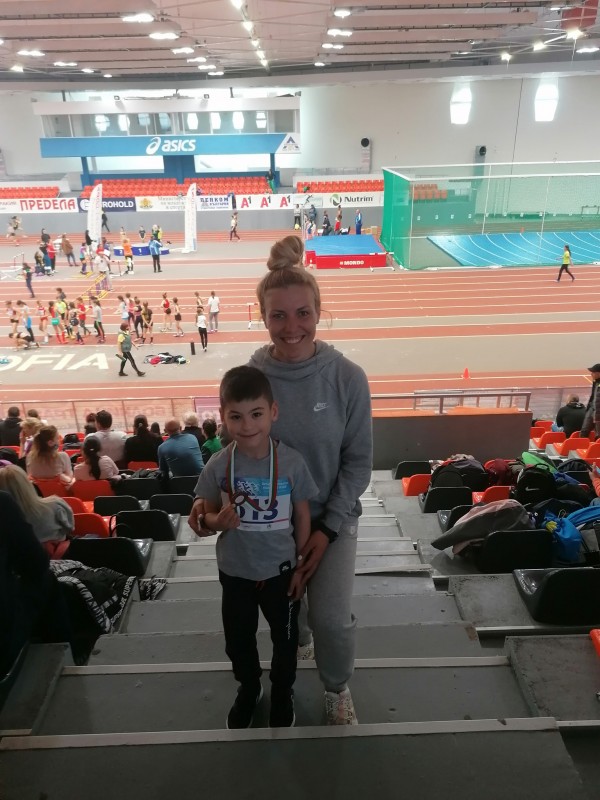 Двама от малките лекоатлети от клуб “Петя Пендарева“ с призови места
