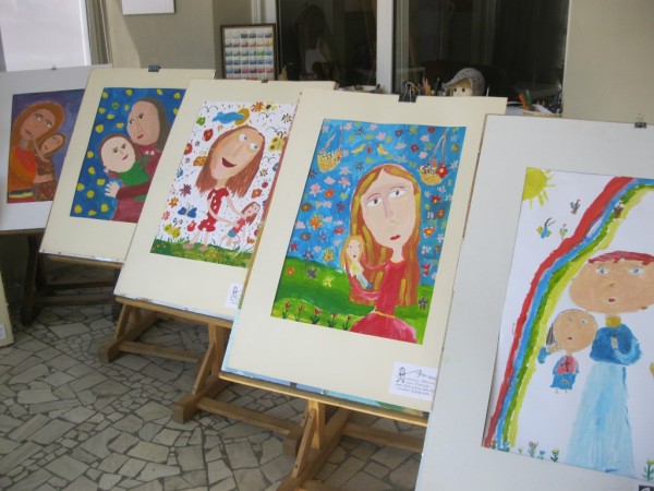 Малки художници наредиха изложба за 8-ми март
