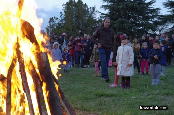 Заговезнишкият огън вещае успешна година за казанлъчани