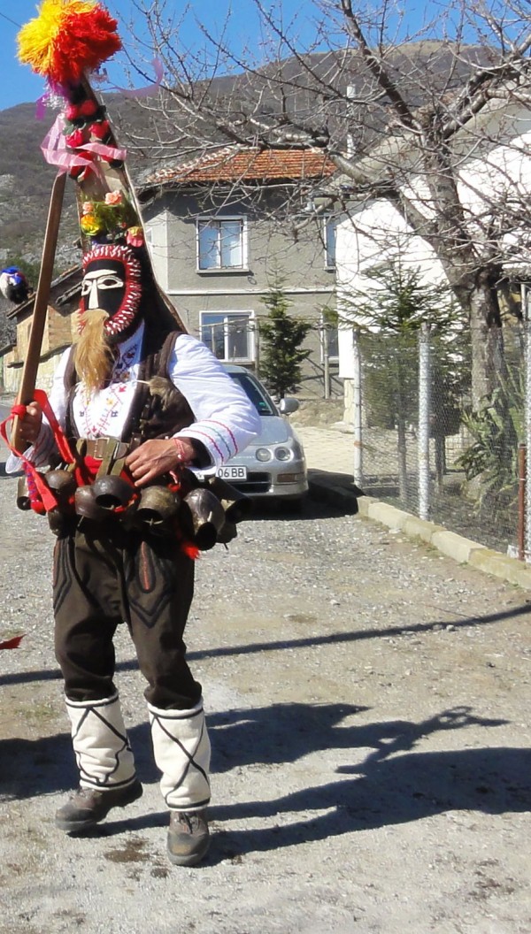 С огромен огън в Ясеново изгониха злите сили. “Лекарка“ постaви и кукерска антиковид ваксина