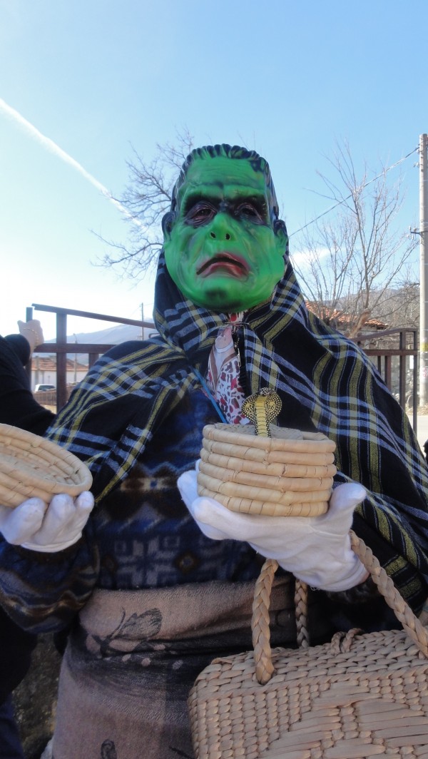 С огромен огън в Ясеново изгониха злите сили. “Лекарка“ постaви и кукерска антиковид ваксина