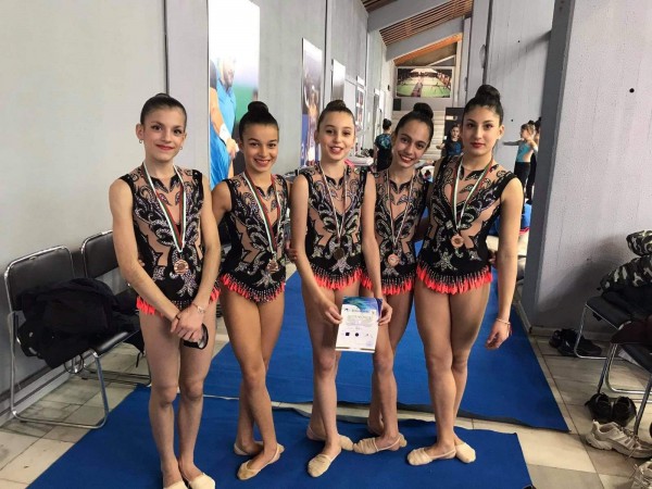 Гимнастичките ни с куп медали от първия турнир за годината