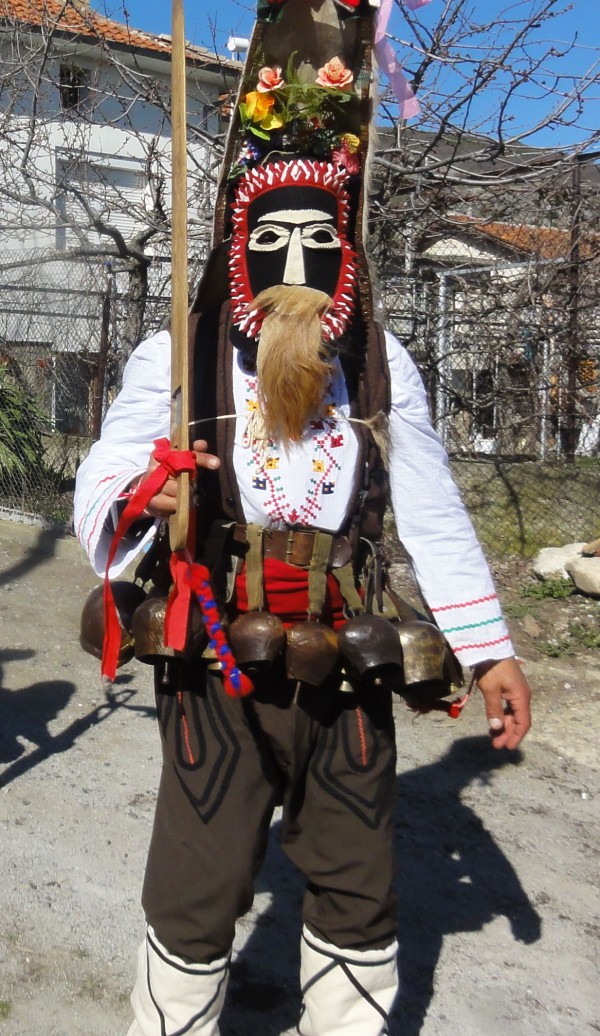 С огромен огън в Ясеново изгониха злите сили. “Лекарка“ постaви и кукерска антиковид ваксина