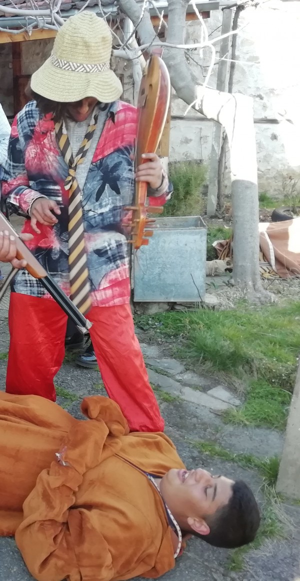 С огромен огън в Ясеново изгониха злите сили. “Лекарка“ постaви и кукерска антиковид ваксина